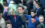 Des hommes brandissent le portrait de Samir Kantar, figure du mouvement chiite libanais, le 21 décembre 2015 près de Beyrouth