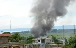De la fumée au-dessus d'habitations lors de combats entre l'armée et des islamistes, le 25 mai 2017 à Marawi, sur l'île de Mindanao, aux Philippines