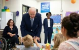 Le président américain Joe Biden avec un jeune enfant le 7 juillet à Crystal Lake (Illinois), où il est venu promouvoir ses projets économiques et sociaux