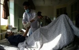 Un soldat afghan blessé est pris en charge dans un hôpital de Kaboul, le 9 mars 2017