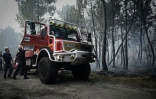 Des pompiers luttent contre un feu de forêt près de Le Tuzan, le 27 juillet 2020 en Gironde