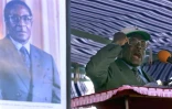 Robert Mugabe devant les membres de son parti, la Zanu-PF, le 16 juin 2000 Ă Kadoma, Ă 140 km Ă l'ouest de Harare