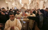 Le patriarche latin de Jérusalem Fouad Twal célèbre la messe de Noël à l'église de la Nativité à Bethléem le 24 décembre 2015
