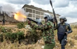 Un policier tire des gaz lacrymogènes pour disperser des manifestants à Nairobi, le 12 juillet 2023 au Kenya
