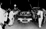 Une voiture de police quitte l'aéroport de Fürstenfeldbruck, près de Munich, le 6 septembre 1972, transportant des preneurs d'otages arrêtés