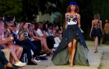 Défilé de mode au Musée de Carthage à l'occasion du lancement de la marque de haute couture "Outa", entièrement réalisée à partir de plastique recyclé collecté dans les îles tunisiennes Kerkennah, le 9 juin 2023