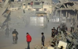 Des camions d'aide humanitaire traversent des zones dévastées à Khan Yunis, dans la bande de Gaza, le 30 janvier 2025