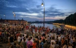 Des gens rassemblés pour la Fête de la musique, le 21 juin 2025 à Toulouse