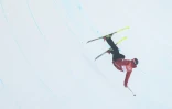 Kevin Rolland chute lors de la finale du ski halpipe, à Pyeongchang, le 22 février 2018