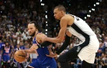 Jalen Brunson (g.) et Victor Wembanyama s'affrontent, le 13 juin 2026 à San Antonio aux Etats-Unis