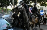 Des policiers à cheval lors d'une manifestation à Los Angeles, le 11 juin 2025