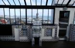 Le "look out", une grande verrière plongeant sur la mer de Hauteville House à Saint-Pierre-Port sur l'île de Guernsey, le 3 octobre 2017