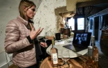 Madeleine Premmereur, viticultrice et gérante du château Barbebelle lors d'une "visio-dégustation" avec des clients, le 28 avril 2020 à Rognes, dans les Bouches-du-Rhône