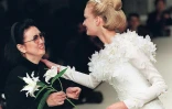 La styliste japonaise Hanae Mori (à gauche) pendant son défilé printemps-été à Paris le 21 janvier 1997