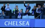 Roman Abramovitch, propriétaire russe du club anglais de football de Chelsea (C, main levée) dans le stade de l'équipe à Londres, le 21 mai 2017