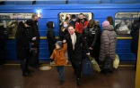 Des personnes avec des bagages dans le métro de Kiev, le 24 février 2022 en Ukraine