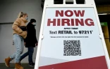 Un panneau "On embauche" devant un magasin, le 13 janvier 2022 à Arlington, en Virginie