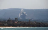 De la fumée s'élève après une frappe israélienne près de la ville de Tyr, dans le sud du Liban, le 24 septembre 2024