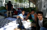 Des migrants dans le campement installé sous la station de métro Jean Jaurès à Paris le 19 juillet 2016