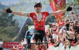 La joie du Belge Dylan Teuns, après avoir remporté la Flèche wallonne devant l'Espagnol Alejandro Valverde, le 20 avril 2022 au sommet du Mur de Huy
