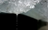 De la glace fond dans le glacier du Rhône près de Gletsch, dans les Alpes suisses, le 12 septembre 2025