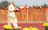 Photo diffusée par le Bureau d'information de la presse indienne (PIB), le 22 janvier 2024, du Premier ministre Narendra Modi portant une offrande lors de l'inauguration du temple Ram Mandir, à Ayodhya