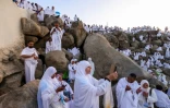 Des pèlerins prient sur le mont Arafat, près de La Mecque, en Arabie saoudite, au deuxième jour du hajj le 5 juin 2025