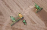 Vue aérienne de moissonneuses-batteuses qui récoltent du soja dans une ferme à Montividiu, commune de l'Etat de Goias, le 22 janvier 2024