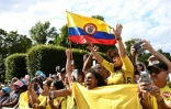 Les supporters colombiens lors du départ de la dernière étape du Tour de France à Rambouillet le 28 juillet 2019