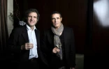 Le chanteur Julien Clerc (d) et son delu-frère le journaliste Gérard Leclerc, le 13 décembre 2010 à Paris