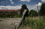 Une roquette plantée dans le bitume d'une rue de Lyssytchansk, le 17 juin 2022 dans l'est de l'Ukraine