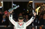 Le pilote néerlandais Max Verstappen sur le podium après sa victoire au GP de F1 de Las Vegas, le 18 novembre 2023