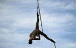 Un acrobate se produit sur une corde avant le départ du marathon du Médoc près de Pauillac, dans le sud-ouest de la France, le 10 septembre 2022.