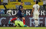 Lucas Hernandez célèbre l'ouverture du score des Bleus contre l'Allemagne sur un but contre son camp de Mats Hummels lors du dernier Euro à Munich, le 15 juin 2021 
