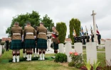 Des soldats écossais rendent hommage au caporal John Morrison à Cuinchy, le 27 juillet 2016