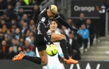 Le Lyonnais Mariano Diaz à la lutte avec Hiroki Sakai de l'OM, lors du choc des Olympiques, le 18 mars 2018 au Vélodrome