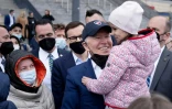 Le président américain Joe Biden porte une enfant dans ses bras lors d'une rencontre avec des réfugiés ukrainiens à Varsovie, en Pologne, le 26 mars 2022