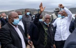 L'ancien président sud-africain Jacob Zuma s'adresse à ses partisans devant chez lui à Nkandla le 4 juillet 2021