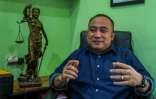 L'avocat Glorio Sanen lors d'un entretien à Pontianak, dans le Kalimantan occidental, le 10 octobre 2026 en Indonésie