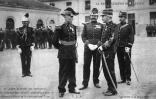 Alfred Dreyfus (2e d) à l'École militaire de Paris après avoir reçu la Légion d'honneur lors d'une cérémonie marquant sa réhabilitation, le 21 juillet 1906