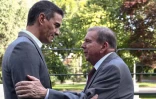 Sur cette photo diffusée par le bureau du Premier ministre espagnol le 12 septembre 2024, Pedro Sanchez (gauche) rencontre le candidat de l'opposition vénézuélienne Edmundo Gonzalez Urrutia au palais de La Moncloa à Madrid