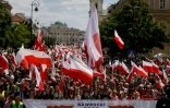 Des partisans du candidat à la présidentielle Karol Nawrocki lors d'un rassemblement de campagne à Varsovie, le 25 mai 2025, une semaine avant le deuxième tour des élections