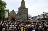 Environ 500 personnes se sont rassemblées sous le soleil sur le parvis de la petite église du XVe siècle de Larmor-Plage