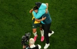 L'entraîneur australien Tony Gustavsson et l'attaquante australienne Sam Kerr se congratulent après la victoire de l'Australie contre le Danemark, en huitièmes de finale du Mondial, à Sydney le 7 août 2023
