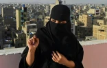Eva B, nouvelle star du rap au Pakistan, lors d'une interview avec l&rsquo;AFP, le 9 mars 2022 sur le toit d'un immeuble du quartier de Lyari, à Karachi