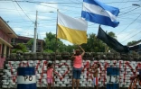 Les drapeaux du Nicaragua et du Vatican derrière une barricade à Massaya, au Nicaragua, le 11 juillet 2018