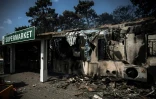 Le supermarché d'un camping dévasté par les flammes au Pyla-sur-Mer, en Gironde, le 19 juillet 2022
