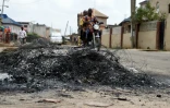 Des débris d'un feu pour faire fuir les pillards, à Lagos le 14 avril 2020