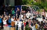 Le pape François arrive en papamobile à Sainte-Anne-de-Beaupré, le 28 juillet 2022 au Québec