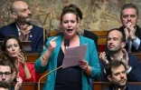 La présidente du groupe La France insoumise (LFI), Mathilde Panot (c), durant la session de questions au gouvernement, le 12 décembre 2023 à Paris